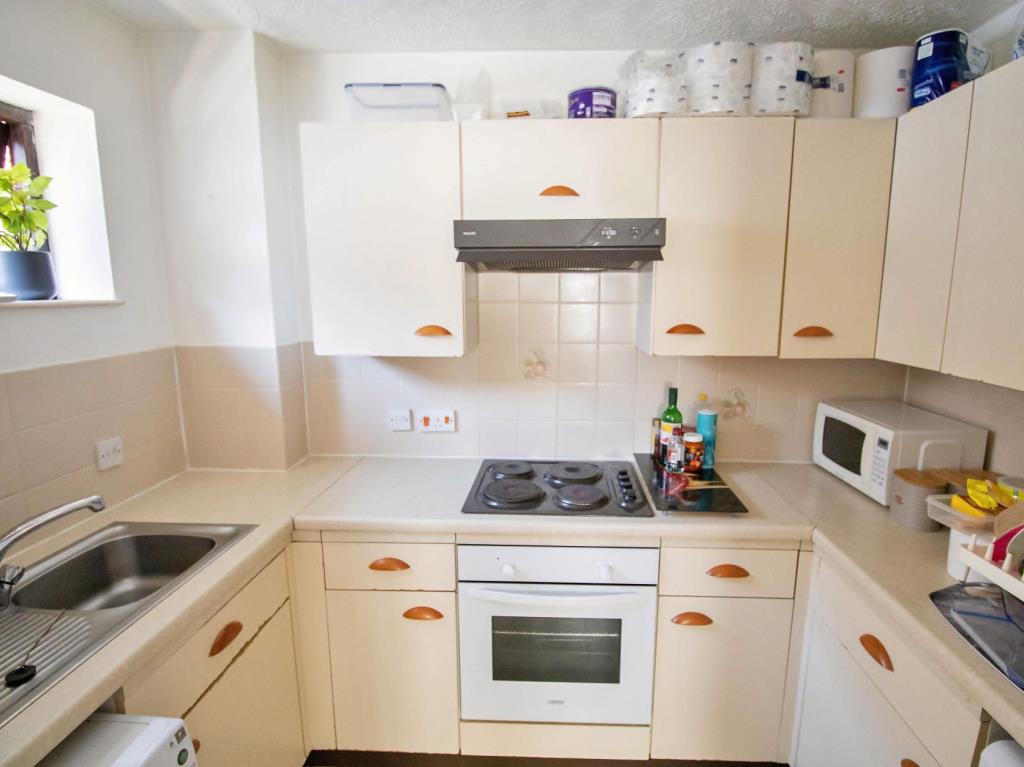 Lot: 74 - TENANTED ONE-BEDROOM FIRST FLOOR FLAT -